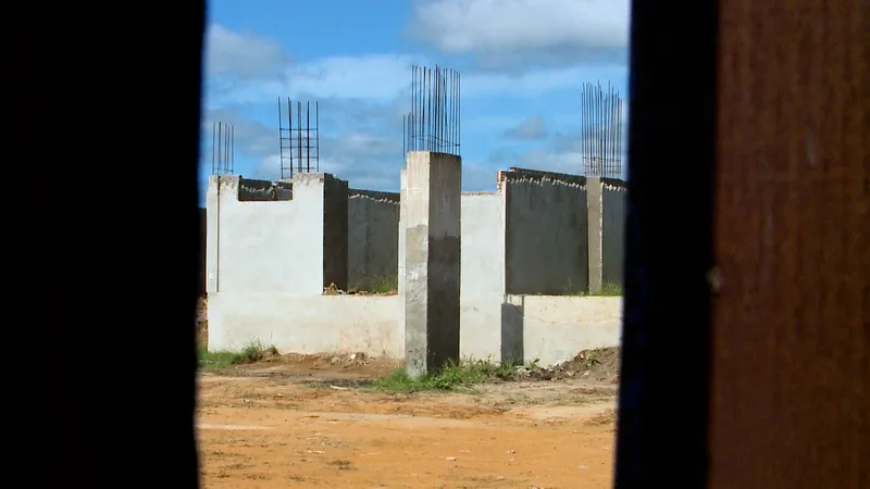 Obras Inacabadas: população lamenta abandono de casas e espera por um teatro há uma década