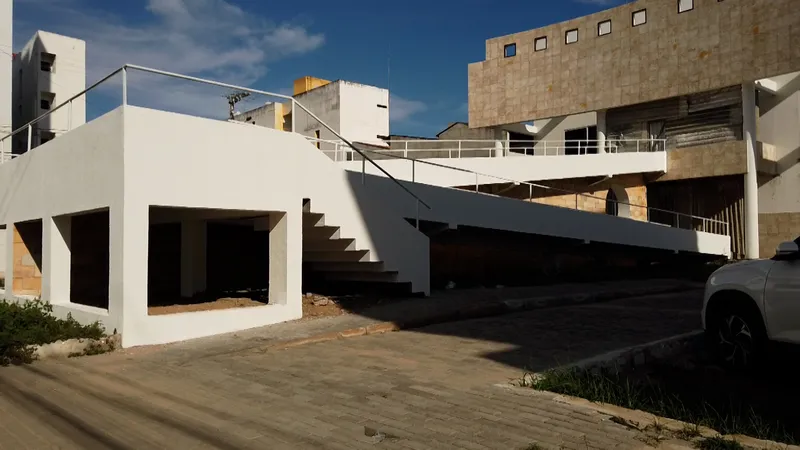 Obras Inacabadas: população lamenta abandono de casas e espera por um teatro há uma década