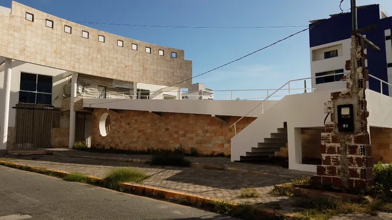 Obras Inacabadas: população lamenta abandono de casas e espera por um teatro há uma década