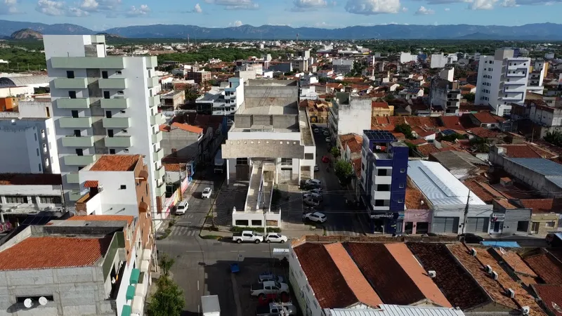 Obras Inacabadas: população lamenta abandono de casas e espera por um teatro há uma década