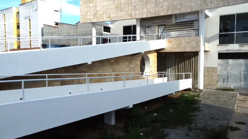 Obras Inacabadas: população lamenta abandono de casas e espera por um teatro há uma década