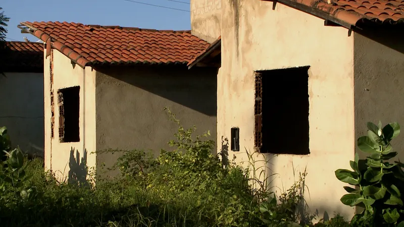 Obras Inacabadas: população lamenta abandono de casas e espera por um teatro há uma década