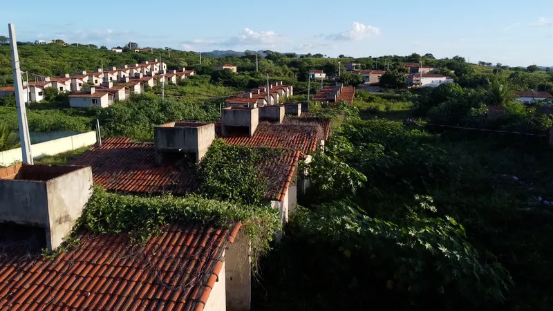 Obras Inacabadas: população lamenta abandono de casas e espera por um teatro há uma década