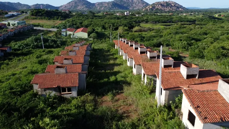 Obras Inacabadas: população lamenta abandono de casas e espera por um teatro há uma década