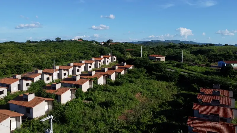 Obras Inacabadas: população lamenta abandono de casas e espera por um teatro há uma década