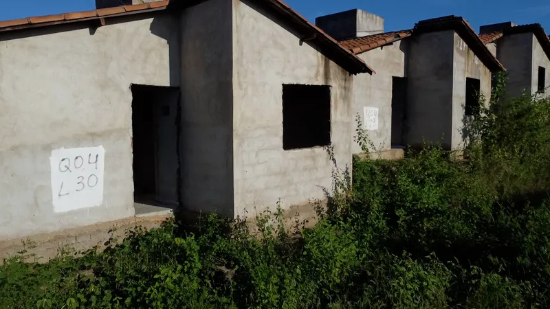 Obras Inacabadas: população lamenta abandono de casas e espera por um teatro há uma década