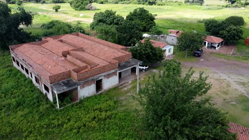 Obras Inacabadas: no Sertão, população espera pela conclusão de unidades de saúde e complexos esportivos