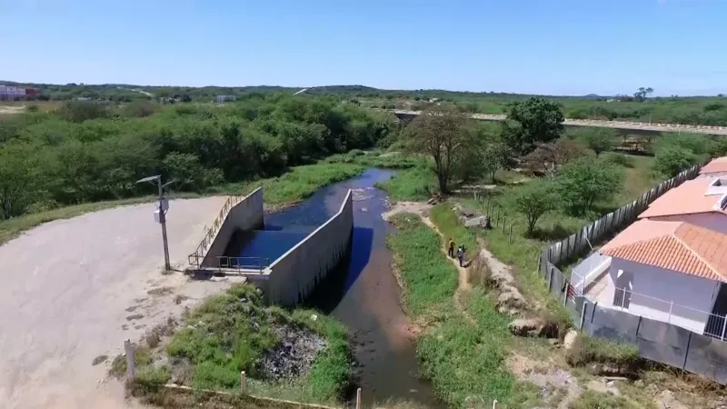 Obras inacabadas deixam agricultores sem água e marchantes sem matadouro na Paraíba