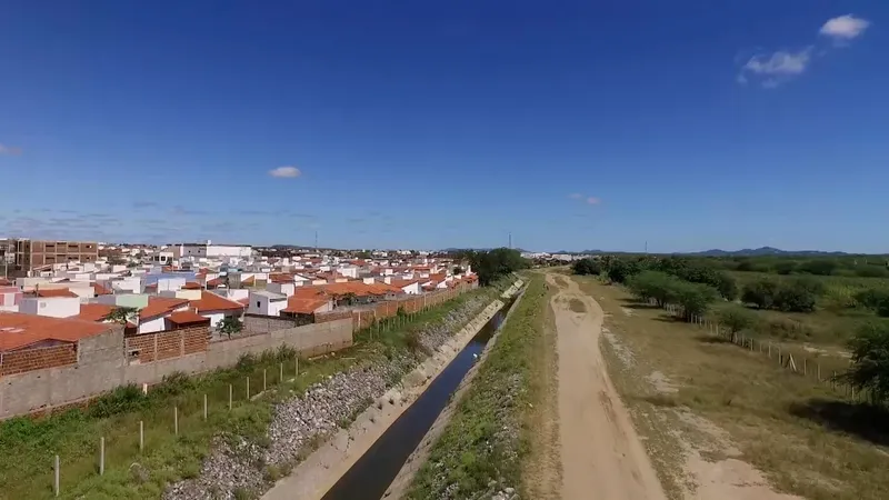 Obras inacabadas deixam agricultores sem água e marchantes sem matadouro na Paraíba