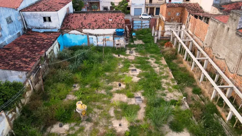 Obras inacabadas deixam agricultores sem água e marchantes sem matadouro na Paraíba