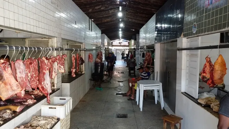 Obras inacabadas deixam agricultores sem água e marchantes sem matadouro na Paraíba