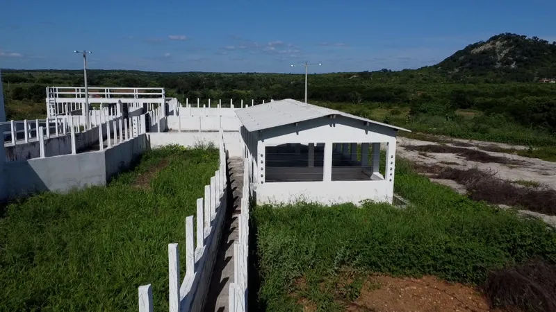 Obras inacabadas deixam agricultores sem água e marchantes sem matadouro na Paraíba