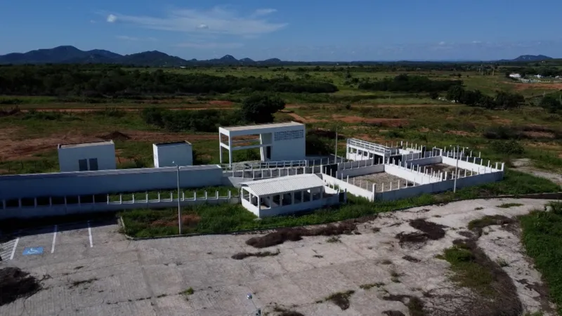 Obras inacabadas deixam agricultores sem água e marchantes sem matadouro na Paraíba