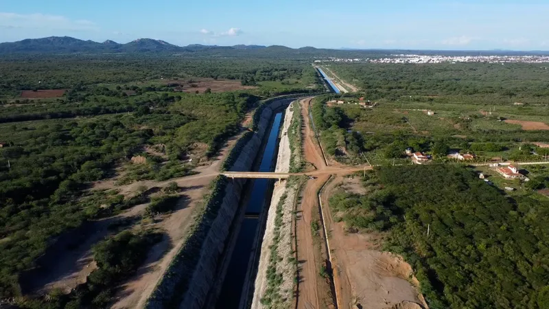 Obras inacabadas deixam agricultores sem água e marchantes sem matadouro na Paraíba