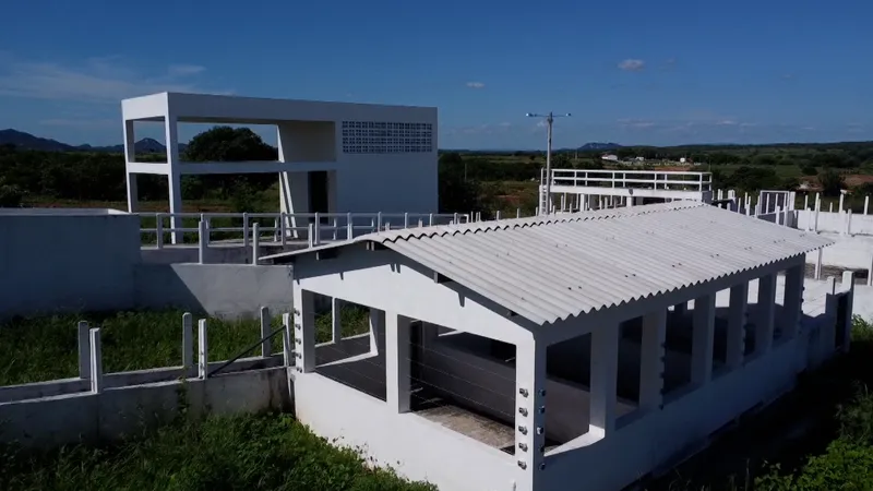 Obras inacabadas deixam agricultores sem água e marchantes sem matadouro na Paraíba