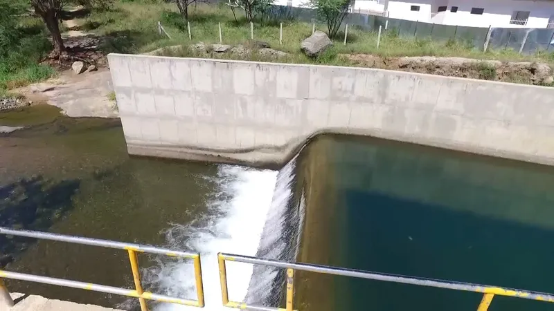 Obras inacabadas deixam agricultores sem água e marchantes sem matadouro na Paraíba