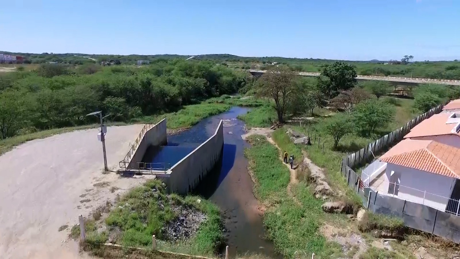 Obras inacabadas deixam agricultores sem água e marchantes sem matadouro na Paraíba