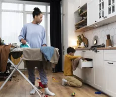 Mulheres da PB dedicam 11 horas a mais do que homens aos afazeres domésticos; índice é maior entre pretas e pardas