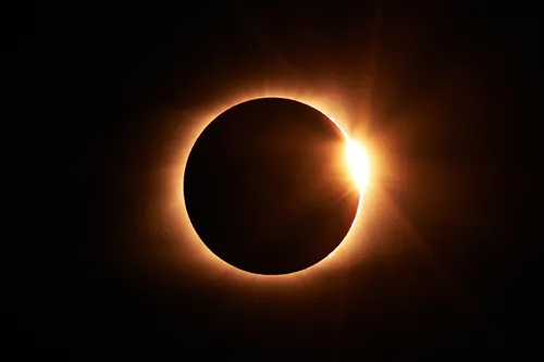 
				
					Videocast Lá Vem o Enem explica como eclipse solar anular pode cair na prova
				
				