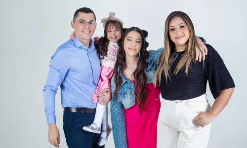 
                                        
                                            Família youtuber: pai larga emprego e aumenta renda da família em 100 vezes
                                        
                                        