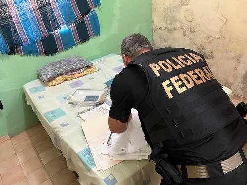 
				
					Polícia Federal faz operação para combater fraude em 'casamento fantasma' na Paraíba
				
				