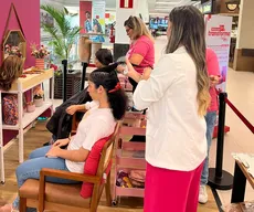 Loja oferece corte e escova para quem doar cabelo para confecção de perucas em ação de outubro rosa