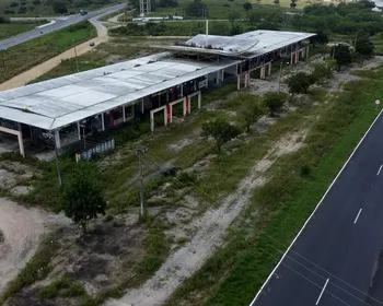 Obras Inacabadas: escola 'caindo', no Conde, e Rodoshopping, no Cajá, são símbolos de dinheiro público mal aplicado na Paraíba