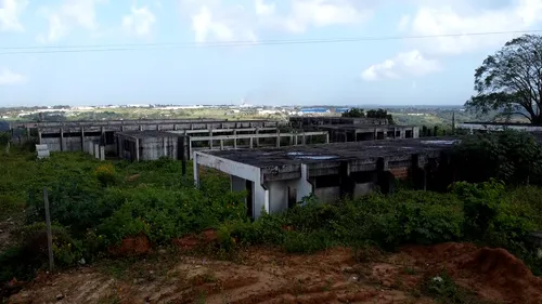 
				
					Obras Inacabadas: escola 'caindo', no Conde, e Rodoshopping, no Cajá, são símbolos de dinheiro público mal aplicado na Paraíba
				
				