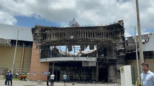 
				
					Incêndio destrói parte de shopping em Guarabira
				
				