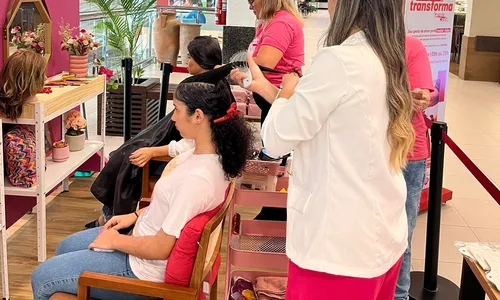 
                                        
                                            Loja oferece corte e escova para quem doar cabelo para confecção de perucas em ação de outubro rosa
                                        
                                        