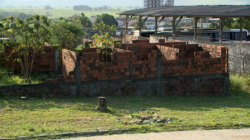 Obras Inacabadas: hospital incompleto e postos de saúde abandonados deixam moradores indignados na Paraíba