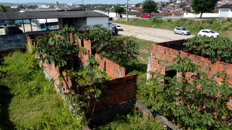 Obras Inacabadas: hospital incompleto e postos de saúde abandonados deixam moradores indignados na Paraíba