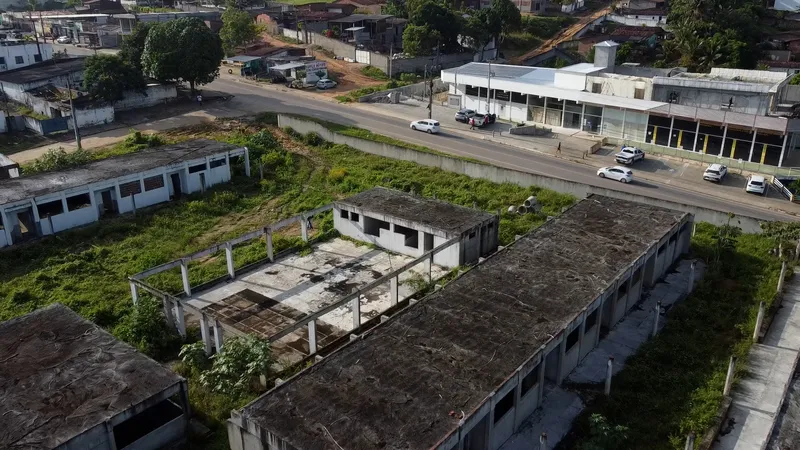 Obras Inacabadas: escola 'caindo', no Conde, e Rodoshopping, no Cajá, são símbolos de dinheiro público mal aplicado na Paraíba