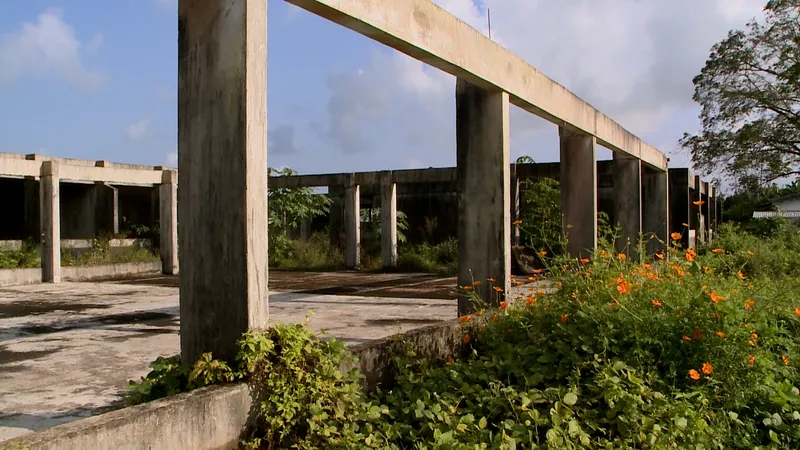 Obras Inacabadas: escola 'caindo', no Conde, e Rodoshopping, no Cajá, são símbolos de dinheiro público mal aplicado na Paraíba