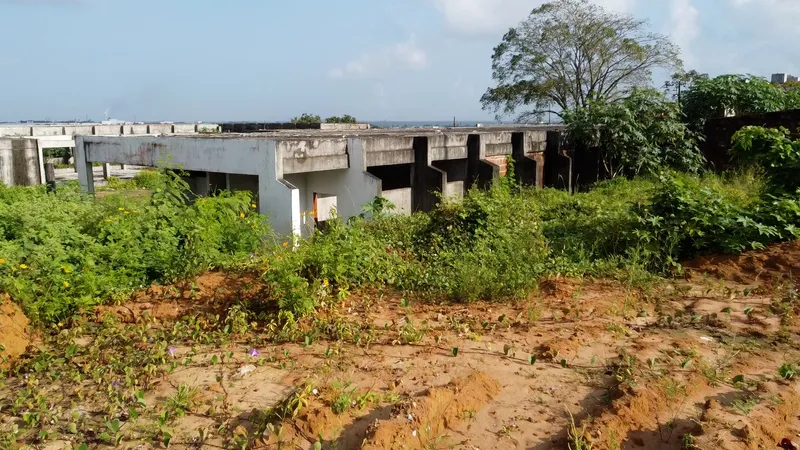 Obras Inacabadas: escola 'caindo', no Conde, e Rodoshopping, no Cajá, são símbolos de dinheiro público mal aplicado na Paraíba