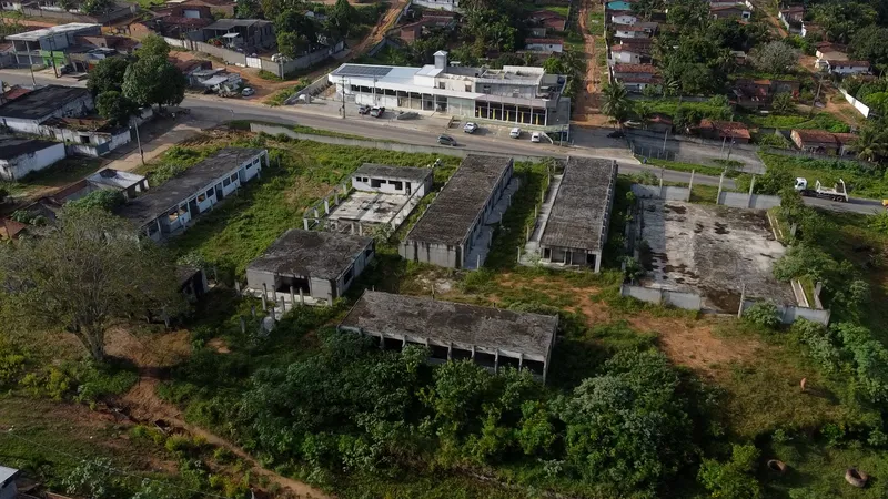 Obras Inacabadas: escola 'caindo', no Conde, e Rodoshopping, no Cajá, são símbolos de dinheiro público mal aplicado na Paraíba