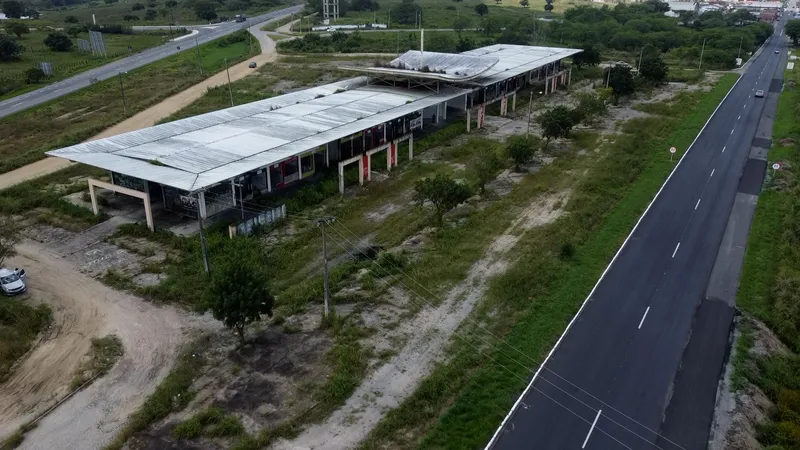 Obras Inacabadas: escola 'caindo', no Conde, e Rodoshopping, no Cajá, são símbolos de dinheiro público mal aplicado na Paraíba