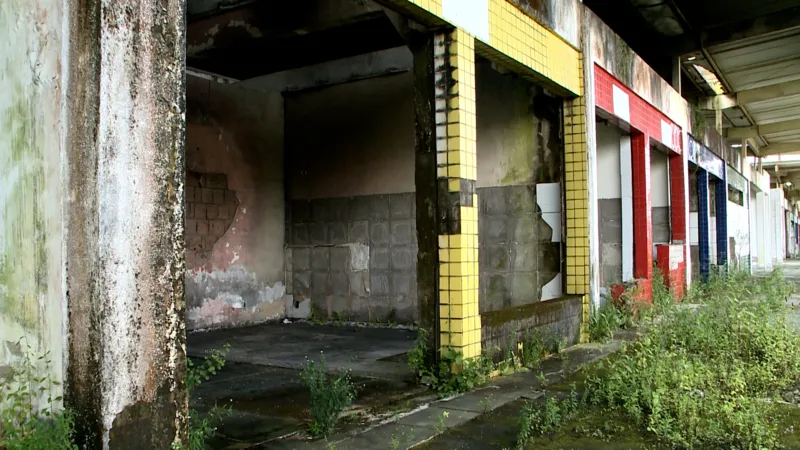 Obras Inacabadas: escola 'caindo', no Conde, e Rodoshopping, no Cajá, são símbolos de dinheiro público mal aplicado na Paraíba