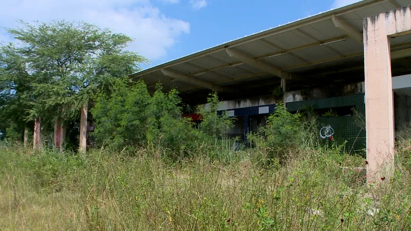 Obras Inacabadas: escola 'caindo', no Conde, e Rodoshopping, no Cajá, são símbolos de dinheiro público mal aplicado na Paraíba