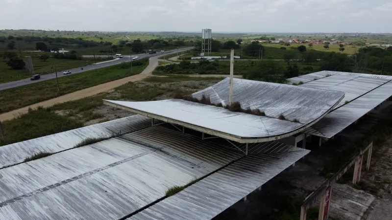 Obras Inacabadas: escola 'caindo', no Conde, e Rodoshopping, no Cajá, são símbolos de dinheiro público mal aplicado na Paraíba