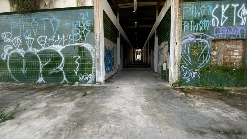 Obras Inacabadas: escola 'caindo', no Conde, e Rodoshopping, no Cajá, são símbolos de dinheiro público mal aplicado na Paraíba