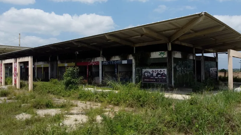 Obras Inacabadas: escola 'caindo', no Conde, e Rodoshopping, no Cajá, são símbolos de dinheiro público mal aplicado na Paraíba