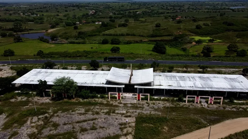 Obras Inacabadas: escola 'caindo', no Conde, e Rodoshopping, no Cajá, são símbolos de dinheiro público mal aplicado na Paraíba