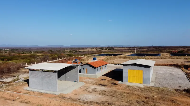 Obras Inacabadas: escola 'caindo', no Conde, e Rodoshopping, no Cajá, são símbolos de dinheiro público mal aplicado na Paraíba