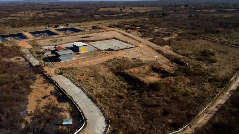 Obras Inacabadas: escola 'caindo', no Conde, e Rodoshopping, no Cajá, são símbolos de dinheiro público mal aplicado na Paraíba