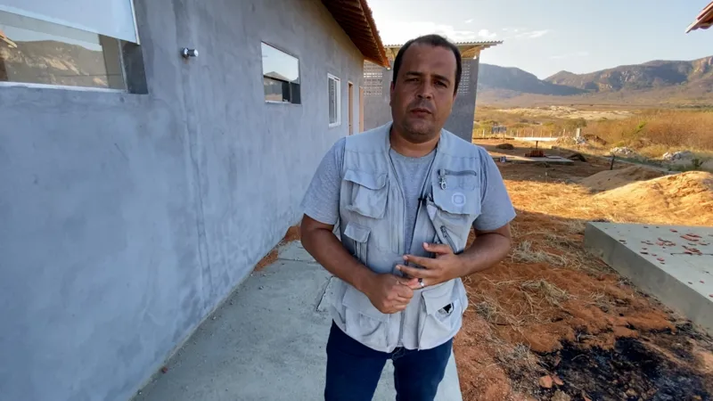 Obras Inacabadas: escola 'caindo', no Conde, e Rodoshopping, no Cajá, são símbolos de dinheiro público mal aplicado na Paraíba