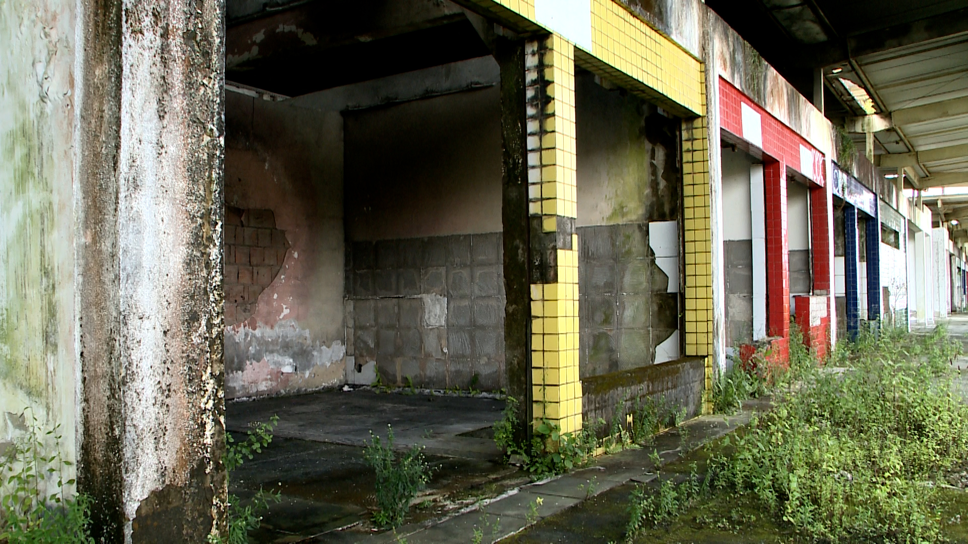 Obras Inacabadas: escola 'caindo', no Conde, e Rodoshopping, no Cajá, são símbolos de dinheiro público mal aplicado na Paraíba