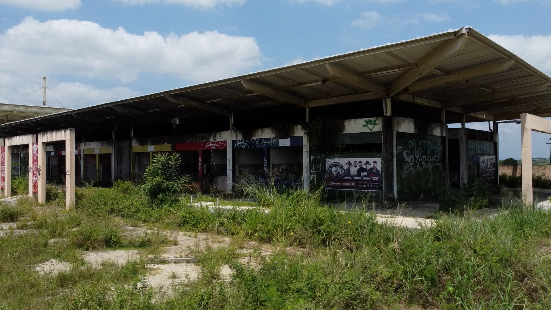 Obras Inacabadas: escola 'caindo', no Conde, e Rodoshopping, no Cajá, são símbolos de dinheiro público mal aplicado na Paraíba