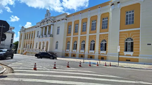 
				
					Tribunal interdita rua de João Pessoa para estacionar carros de desembargadores e servidores
				
				