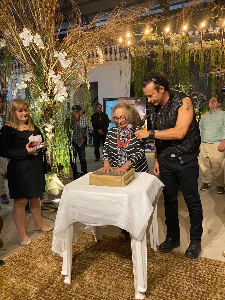 
				
					Atriz Zezita Matos é homenageada no Festival Bananeiras de Cinema e deixa registro na calçada da fama
				
				